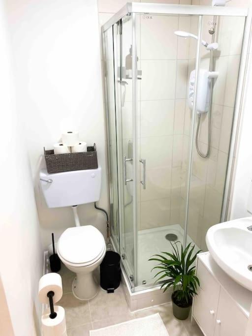 Cozy Studio Near Train Station Кембридж Экстерьер фото
