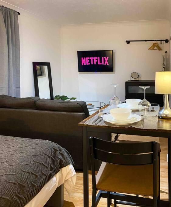 Cozy Studio Near Train Station Кембридж Экстерьер фото
