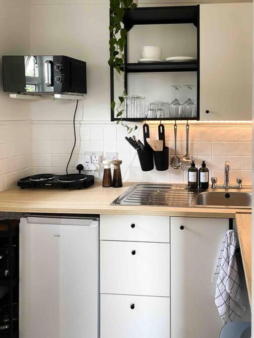 Cozy Studio Near Train Station Кембридж Экстерьер фото