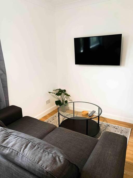 Cozy Studio Near Train Station Кембридж Экстерьер фото